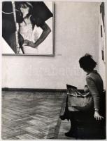 cca 1974 Darkó István: Modell és alkotás, feliratozott vintage fotóművészeti alkotás, 40x30 cm