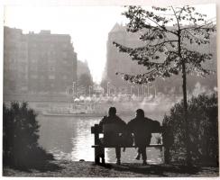 cca 1985 Budapest, Hajnali beszélgetés (a Margit szigeten), feliratozott vintage fotóművészeti alkotás, 30x40 cm