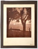 cca 1930 Kerny István (1879-1963): Balatoni vitorlás, pecséttel jelzett vintage fotóművészeti alkotás, 20,5x17 cm, karton 32x25 cm