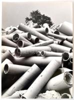 cca 1965 Kalocsai Rudolf: Hulladék, feliratozott vintage fotóművészeti alkotás a környezeti ártalmak feltárásáról, 40x30 cm