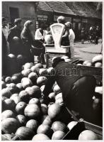 cca 1965 Vincze János: Dinnyevásár (Kecskeméten), feliratozott vintage fotóművészeti alkotás, 38,5x28,5 cm