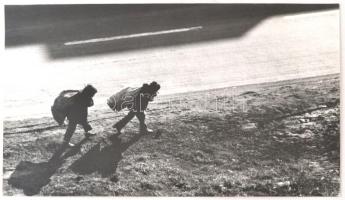 cca 1970 Vincze János: Úton, feliratozott vintage fotóművészeti alkotás, 22,5x39,5 cm