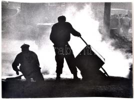 1975 Gebhardt György (1910-1993): Metróépítők, feliratozott vintage fotóművészeti alkotás, 29x40 cm
