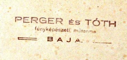 cca 1920 Baja, népviseletbe öltözött leány festett műtermi háttér előtt, Perger és Tóth bajai fényké...
