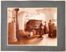 cca 1910 Festőműhely, jelzés nélküli vintage fotó, 17x23 cm, karton 23x30 cm