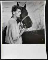 1987 Vivian Kellner: Gyász, feliratozott vintage fotóművészeti alkotás, 21x21 cm-es kép 28,5x22,5 cm-es fotópapíron