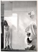 cca 1972 Magyar Alfréd: Kirakat, feliratozott vintage fotóművészeti alkotás, kasírozva, 38x27 cm