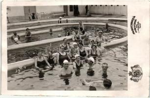 1940 Hajdúszoboszló, Gyógyfürdő, csoportkép; Czeglédy photo (gyűrésnyom / crease)