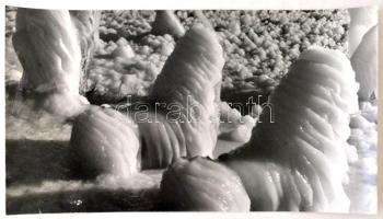 cca 1970 Krisch Béla: A jég világa, pecséttel jelzett vintage fotóművészeti alkotás, sarkán törésnyom, 22x38 cm