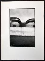 cca 1985 Péntek László feliratozott vintage fotóművészeti alkotása, magyar fotográfia dokumentarista korszakából, 26x17 cm-es fotó, 40x30 cm-es fotópapíron