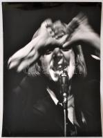 cca 1970 Koós Pál (1930-1982): Beat énekes, pecséttel jelzett vintage fotóművészeti alkotás, kiállítási emlékpecsétekkel, 37,5x27,5 cm