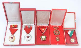 Vegyes 5db-os szocialista kitüntetés tétel, közte 1985. "Munka Érdemrend" arany fokozata zománcozott fém kitüntetés, miniatűrrel, eredeti dísztokban + 1964. "Munka Érdemrend" ezüst fokozata, miniatűrrel, nem saját dísztokban NMK 599.b, 600.a