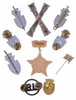 10db-os vegyes militária jelvény tétel, főleg külföldi darabokkal, közte DN "Hadik Huszárok&quo...