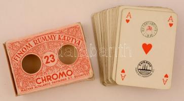 cca 1910 Finom Rummy kártya, bontott csomagolásban, 54 lap, Chromo Magyar Általános Papiripar Rt., a doboza szakadt, a lapok alapvetően jó állapotban, 10x8 cm.