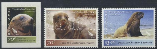 Seal set, with self-adhesive stamp, Fóka sor, közte öntapadós bélyeg