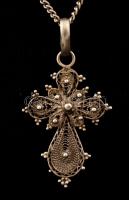 Ezüst nyaklánc, antik filigrán feszülettel, Ag., nettó: 8gr., a nyaklánc jelzett, 80cm / Silver neck...