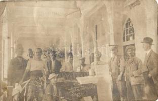 Török és magyar építőmunkások, ház belső / Turkish and Hungarian construction workers, house interior, photo (b)