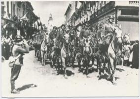 1940 Bevonulás Szatmárnémetibe, fotó, hátulján feliratozva, 9×13 cm