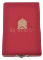 ~1950. "A Szövetkezeti Ipar Kiváló Dolgozója" zománcozott jelvény miniatűrrel, dísztokban ...