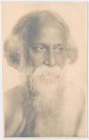 cca 1930 Rabindranáth Tagore (1861-1941) indiai költő, író, zeneszerző, festő bécsi tartózkodásakor készült fotója, fotólap, 8x13 cm.