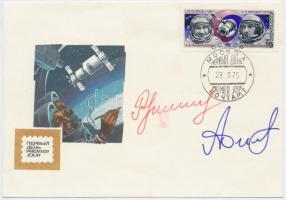 Anatolij Filipcsenko (1928- ) és Nyikolaj Rukavisnyikov (1932-2002) szovjet űrhajósok aláírása emlékborítékon /  Signatures of Anatoliy Filipchenko (1928- ) and Nikolay Rukavishnikov (1932-2002) Soviet astronauts on envelope