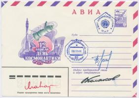 German Tyitov (1935-2000), Oleg Makarov (1933-2003) és Valerij Poljakov (1942- ) szovjet űrhajósok aláírásai emlékborítékon, MIR alkalmi bélyegzéssel /  Signatures of German Titov (1935-2000), Oleg Makarov (1933-2003) and Valeriy Polyakov (1942- ) Soviet astronauts on envelope with MIR special cancellation