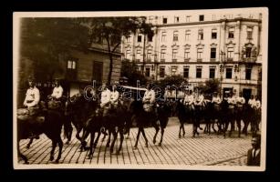 cca 1940 Lovas katonák az Üllői úton, (Üllői út - Nagykörút sarka), fotólap, 14x9 cm.