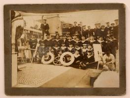 cca 1910 SMS Szamos legénységének fotója a hajó fedélzetén, keményhátú fotó, a kép jobb alsó sarkánál sérüléssel, 10x13 cm.