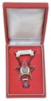 ~1950. Kiváló Dolgozó Rákosi-címeres zománcozott fém kitüntetés miniatűrrel dísztokban T:2