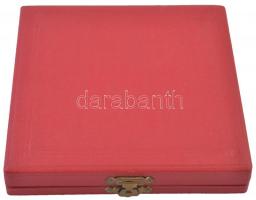 Vincze Dénes (1914-1972) ~1960. Bronz fém szocreál plakett eredeti zöld dísztokban, hozzá tartozó je...