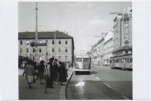 cca 1950-1960 Budapest, Blaha Lujza tér, A 7-es busz, utólagos előhívás, 10x15 cm