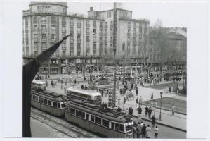 cca 1965-1970 Budapest, Villamosok és buszok az Astoriánál, utólagos előhívás, 10x15 cm