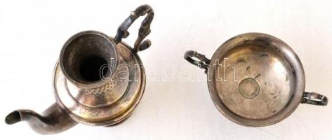 2 db díszes ezüstözött réztárgy: kiöntő, kopásnyomokkal, m: 17 cm; szószos tálka, kopásnyomokkal, m:...