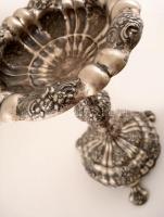 Nagy méretű antik ezüst (Ag.) asztalközép, jelzett (Bécs 1854),préselt és kalapált szárral és hullám...