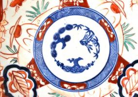 cca 1800 Kínai arita-imari mintás tányér, kézzel festett, jelzés nélkül, kopott, apró hajszálrepedés...