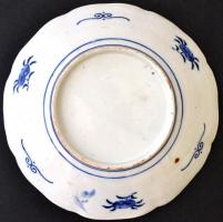cca 1800 Kínai arita-imari mintás tányér, kézzel festett, jelzés nélkül, kopott, apró hajszálrepedés...