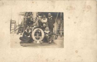 1917 SMS Aspern Osztrák-Magyar Monarchia Zenta-osztályú védett cirkálójának legénysége, karácsonyi üdvözlet / SMS Aspern mariners with Christmas greeting, photo (fl)