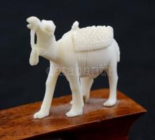 Tevék, csont figurák fa talapzaton, 9,5×5×2 cm