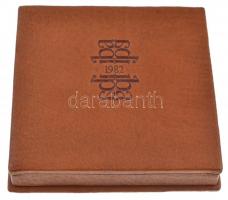 NDK / Lipcse 1982. "Nemzetközi Könyvművészeti Kiállítás" Br emlékérem eredeti tokban (50mm...