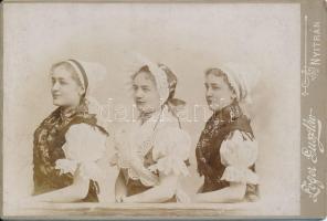 cca 1890 Nyitrai lányok népviseletben; Keményhátú kabinetfotó Lőger Gusztáv nyitrai műterméből 16×11 cm / girls from Nitra, photo