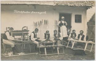 Telekfalva, Teleac; Fafaragók az udvarban, folklór / folklore, wood carvers, photo