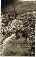 Ridanna, Ridnaun (Tirol); pipázó kisfiú népviseletben / boy with pipe in folk wear, photo