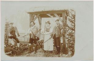 Ridanna, Ridnaun (Tirol); vadász társaság népviseletben, puskákkal / hunter group in folk wear with guns, photo