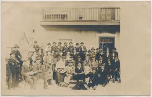 Ridanna, Ridnaun (Tirol); Mulatozó társaság zenekarral / group photo with band