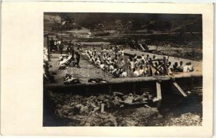 1918 Első világháborús fürdőző katonák a frontnál / WWI K.u.K. military, bathing soldiers in the river, photo