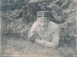 cca 1930 Katonatiszt a fűben, érdekes kitüntetések; fotó 8.5×11.5 cm