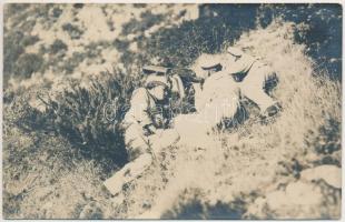 Az SMS Helgoland haditengerészei szárazföldön sorozatlövő gépfegyverrel harc közben / K.u.K. Kriegsmarine, mariners of SMS Helgoland on mainland with gun machine during battle, photo