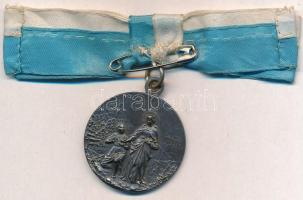 ~1900. "Szent Ezsébet" ezüstözött fém vallási medál szalagon (31mm) T:2