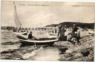 Miedzyzdroje, Misdroy; Kaffeberg, Fischer setzen Netze aus / beach, fishing boat