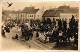 Rohonc, Rechnitz; Fő tér, Szájbely-kút, felvonulás fehér ruhás kislányokkal / main square, fountain, parade, photo